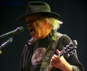 Neil Young + Patti Smith (Festival de Nîmes 2013) en concert