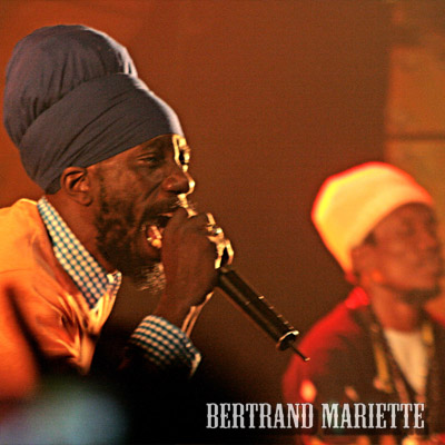 Sizzla and the Firehouse crew en concert
