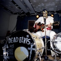 Dead Elvis and his One Man Grave en concert