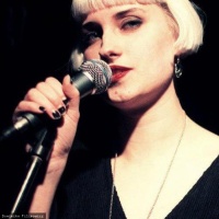 Molly Nilsson en concert