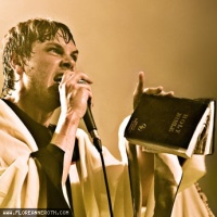 The Almighty Defenders en concert
